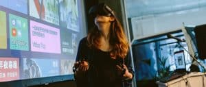 Eine Studentin vom Bauer Xcel Media-Team richtet den VR-Prototypen beim Wrap-up-Event für die Demo ein.
