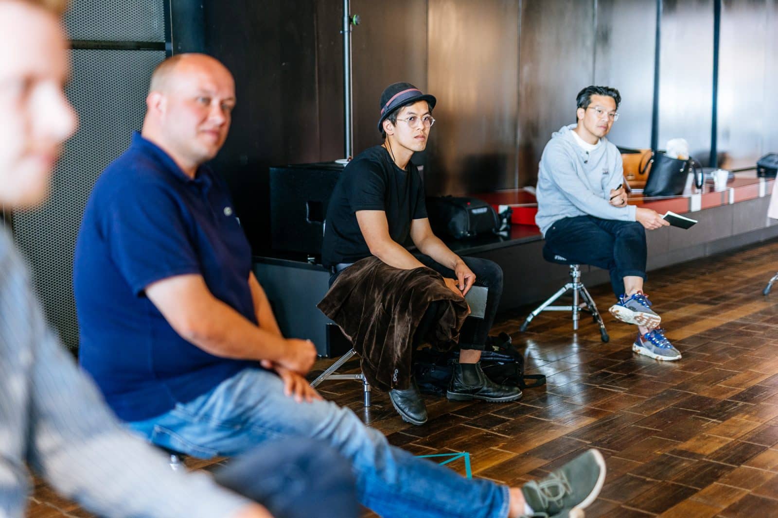 Die Hello World-Gründer Jeremy Tai Abbett, Alexander Höpker und Tungi Dang bei einem MEDIA LIFT Workshop mit Lars Hartenstein.